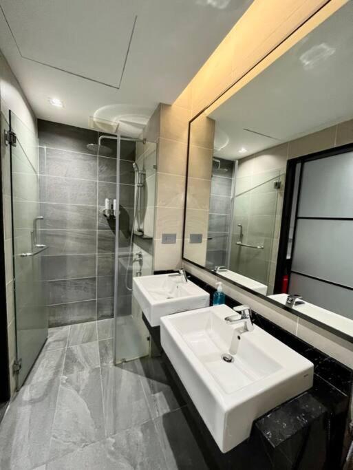 #221 M101 Dang Wangi Klcc View Pool By Livin Hotel Kuala Lumpur Luaran gambar